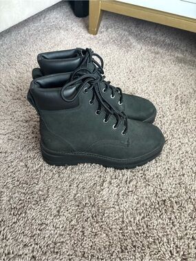 Timberland Black Lace-Up Boots – Women’s Size 6